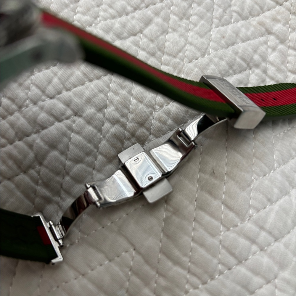 Gucci Dive Watch with Black Dial and Green-Red Strap - Picture 9 of 10